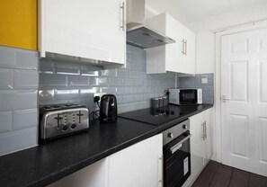 Fridge, microwave, oven, stovetop - Stylish and Comfortable Home Away From Home (Liverpool)