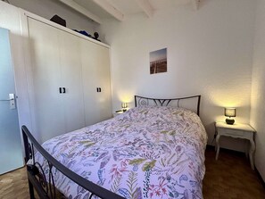 1 bedroom, WiFi - Cozy Mezzanine Apartment with Terrace, A/C & Parking, 450m from Beach – Sleeps 4 (Saint-Cyprien)