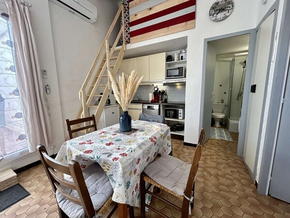 Dining - Cozy Mezzanine Apartment with Terrace, A/C & Parking, 450m from Beach – Sleeps 4 (Saint-Cyprien)