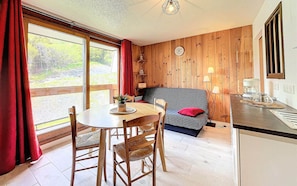 TV - Cozy studio, ski-in/ski-out, south balcony view of slopes (Le Corbier)