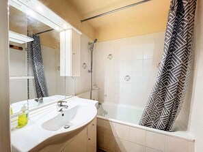 Bathroom - Cozy studio, ski-in/ski-out, south balcony view of slopes (Le Corbier)