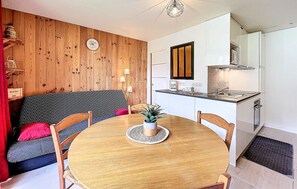 Dining - Cozy studio, ski-in/ski-out, south balcony view of slopes (Le Corbier)
