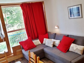 TV - Ski-in studio with balcony, sleeps 4 (Les Arcs 1800)
