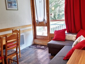 TV - Ski-in studio with balcony, sleeps 4 (Les Arcs 1800)