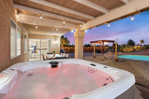 Joshua Tree 5BR Getaway w/ Heated Pool & Hot Tub!