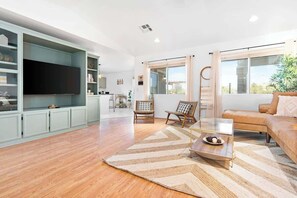 Televisión, chimenea y oficina