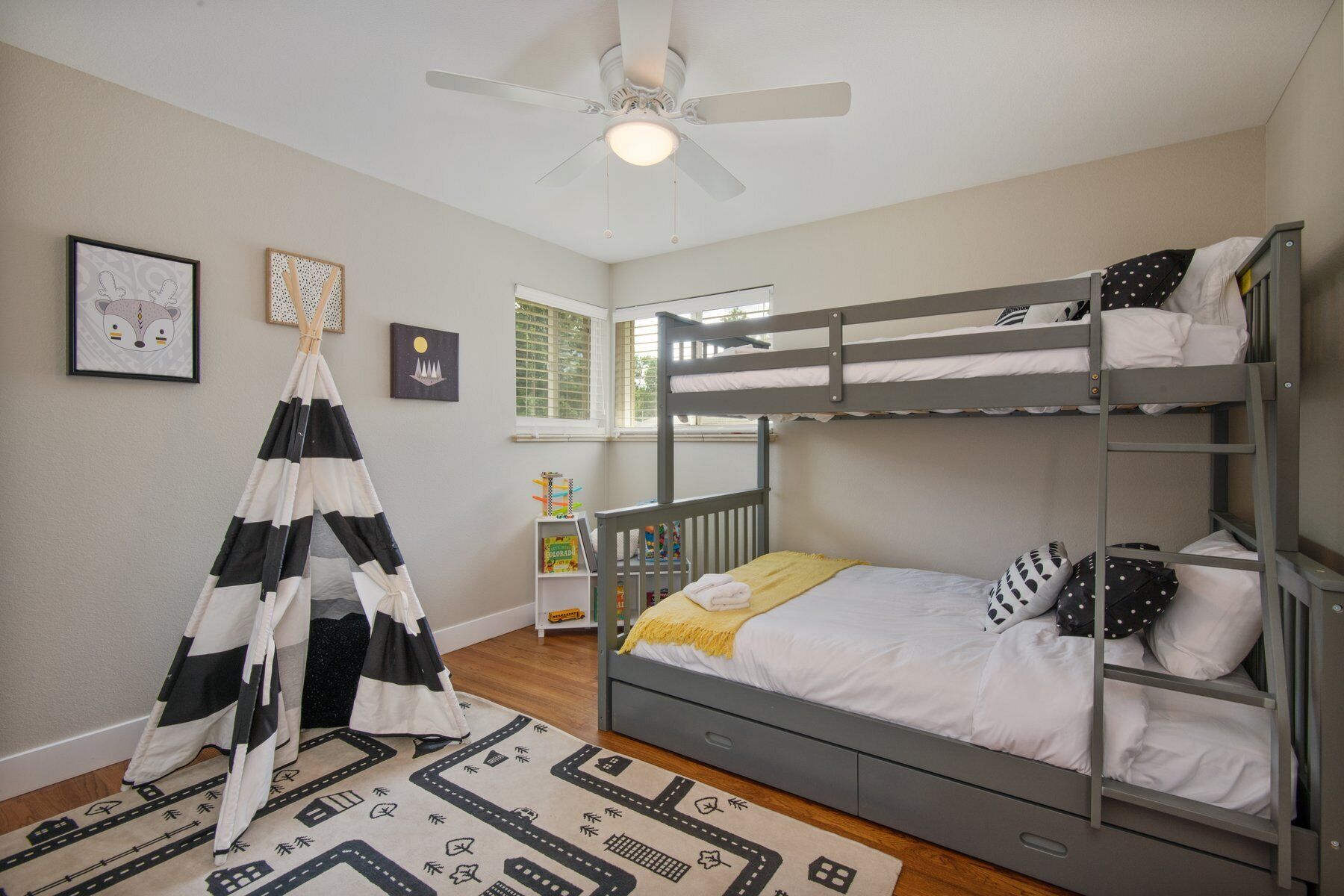 5 makuuhuonetta, työpöytä, silitysrauta/-lauta, vauvan matkasänky