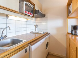 Køleskab, mikrobølgeovn, kogeplade, opvaskemaskine