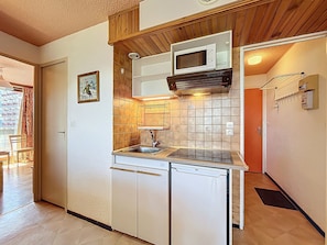 Fridge, microwave, oven, coffee/tea maker