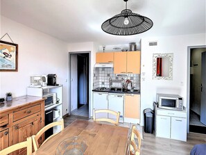 Fridge, microwave, dishwasher, coffee/tea maker