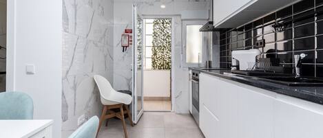 Een koelkast, een microgolfoven, een oven, een kookplaat