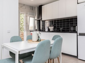 Réfrigérateur, four à micro-ondes, un four, surface de cuisson