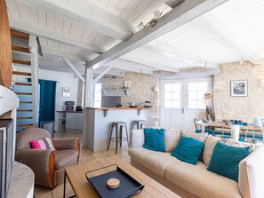 Living area - Charming Village House Near Beaches & Market, Cozy Interior, Garden, Parking Included (Le Bois-Plage-en-Ré)