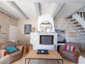 Living area - Charming Village House Near Beaches & Market, Cozy Interior, Garden, Parking Included (Le Bois-Plage-en-Ré)