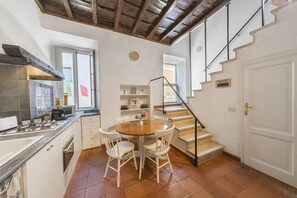 Fridge, microwave, oven, stovetop - [Trastevere] Cozy & Charme Apartment in Rome (Roma)