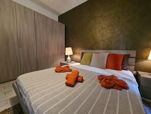 1 Schlafzimmer, Schreibtisch, Bügeleisen/Bügelbrett, Reisekinderbett