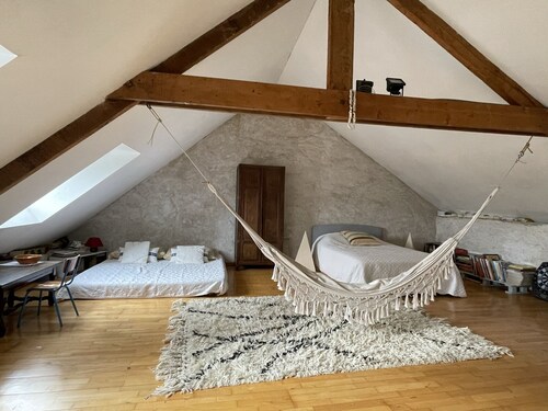 Charming House for 8 in Central Arzon with Garden, Near Beaches & Activities