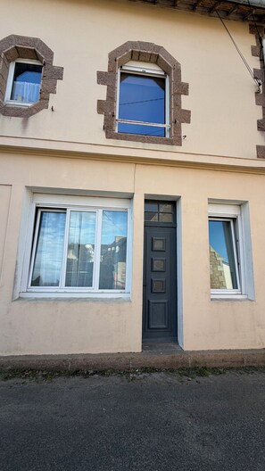 Exterior detail - New studio less than 5 minutes from the beaches of the Pink Granite Coast (Trébeurden)