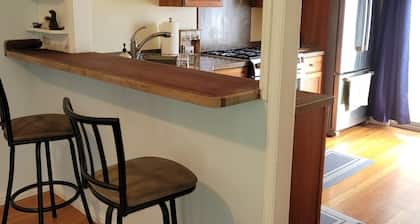 Fenced Yard, Pet Friendly, Cozy Cottage , Great Kitchen, Short Walk to Cal Poly