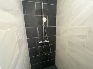 Dusche, Haartrockner, Handtücher, Toilettenpapier