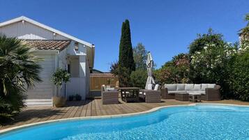 Een buitenzwembad en een verwarmd zwembad