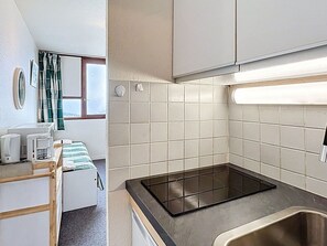 Jääkaappi, mikroaaltouuni, liesi, kahvin-/teenkeitin