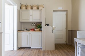 Hervidor eléctrico y utensilios de cocina
