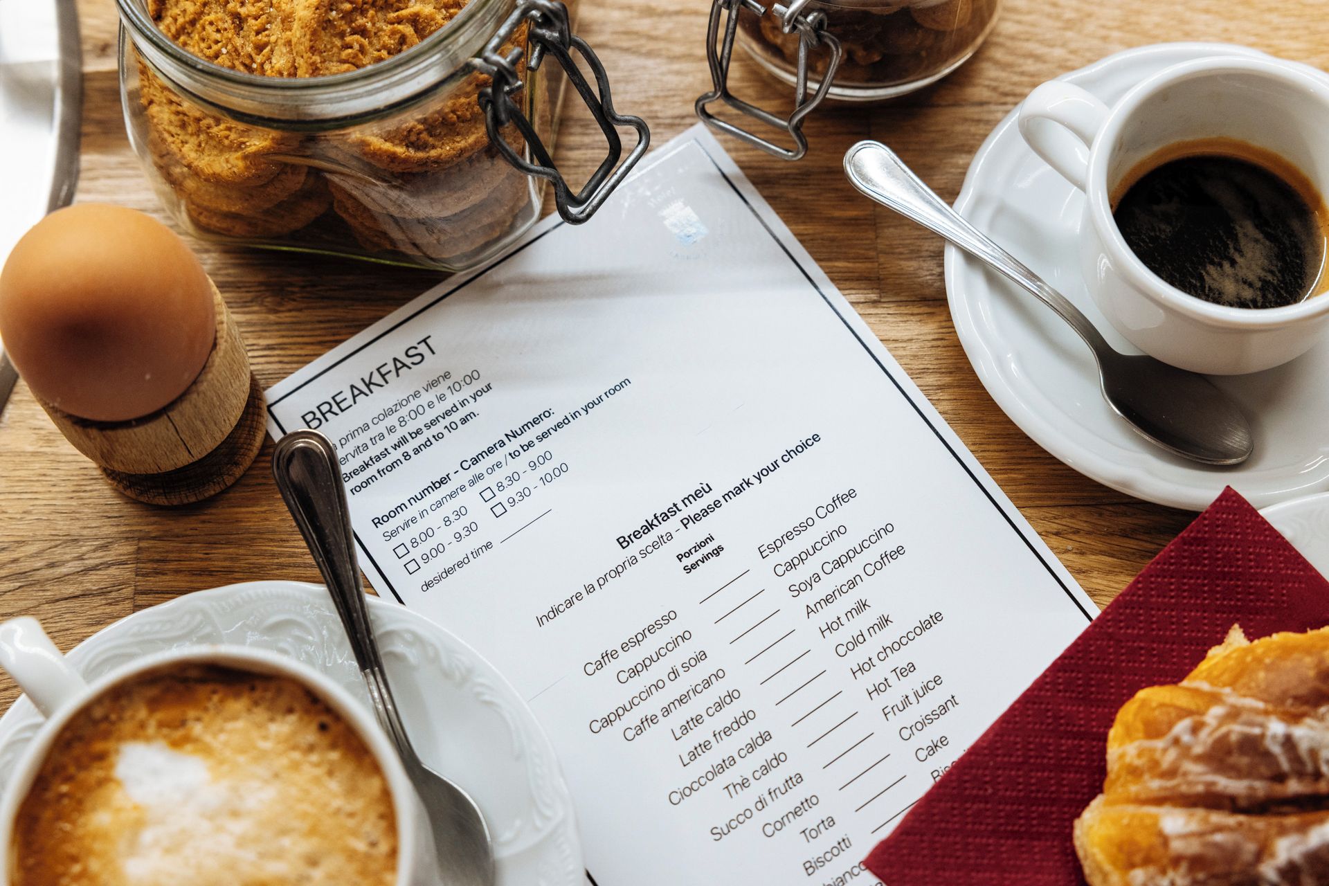 Menu de café da manhã com diversas opções de café e comida.