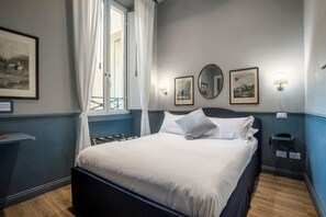Egyptian cotton sheets, premium bedding, desk, laptop workspace - Hotel Donna Francesca (Rome)