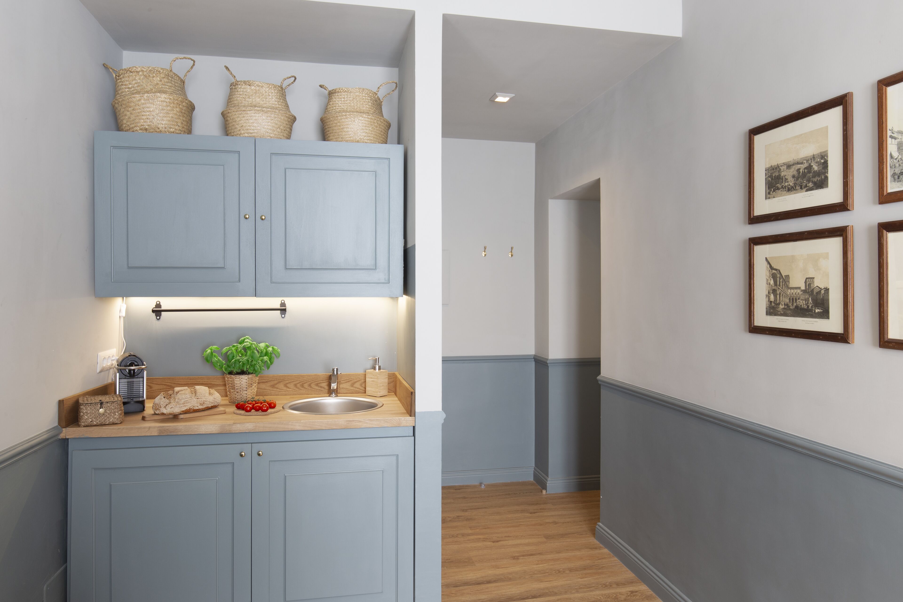 electric kettle, cookware/dishes/utensils