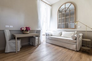 Suite, kitchenette | Lakens van Egyptisch katoen, luxe beddengoed, een bureau