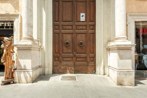 Exterior detail - Rotonda 23 - Pantheon View (Roma)