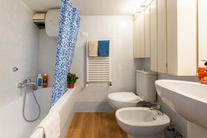 Ducha y bañera combinadas, secador de pelo, bidé y toallas