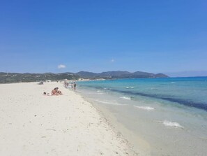 På stranden