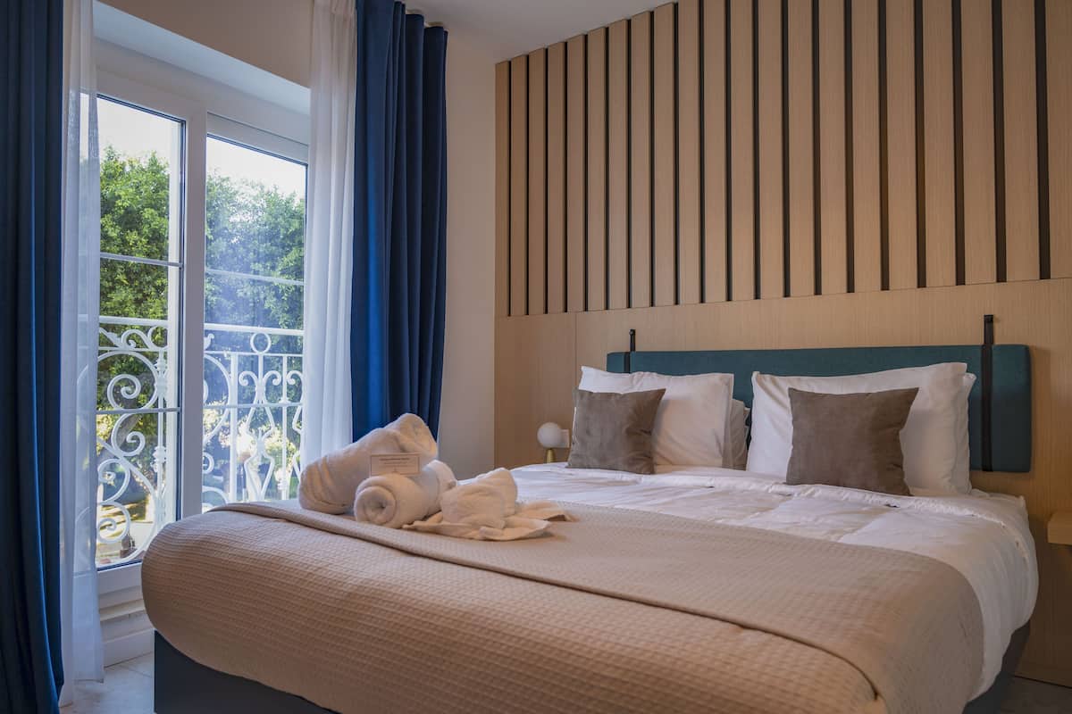 Memory foam beds, free minibar items, in-room safe