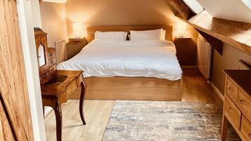 4 bedrooms, desk, iron/ironing board, travel cot