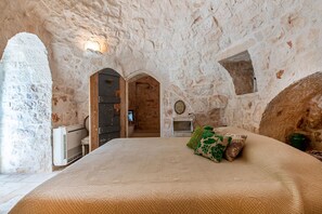家庭別墅, 5 間臥室, 山間 (Tenuta Diciassetteconi Trulli With) | 5 間臥室、免費無線上網、床單