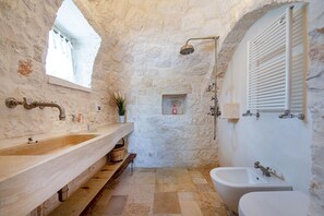 Villa familiar, 5 habitaciones, junto a la montaña (Tenuta Diciassetteconi Trulli With) | Baño | Ducha, secador de pelo, bidé y toallas