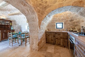 Villa familiare, 5 camere da letto, lato montagna (Tenuta Diciassetteconi Trulli With) | Cucina privata | Frigorifero, forno, piano cottura, lavastoviglie