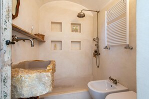 Family Villa, 5 Bedrooms, Mountainside (Tenuta Diciassetteconi Trulli With) | Bathroom | Shower, hair dryer, bidet, towels - Tenuta Diciassetteconi Trulli With Pool (Ostuni)