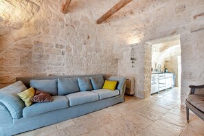 Villa familiare, 5 camere da letto, lato montagna (Tenuta Diciassetteconi Trulli With) | Area soggiorno | TV a schermo piatto 21 pollici con canali via cavo, caminetto
