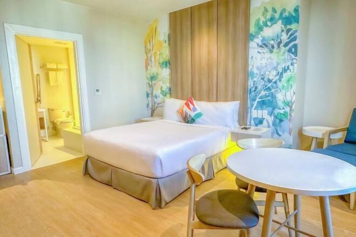 Desk, laptop workspace, free WiFi, individually furnished