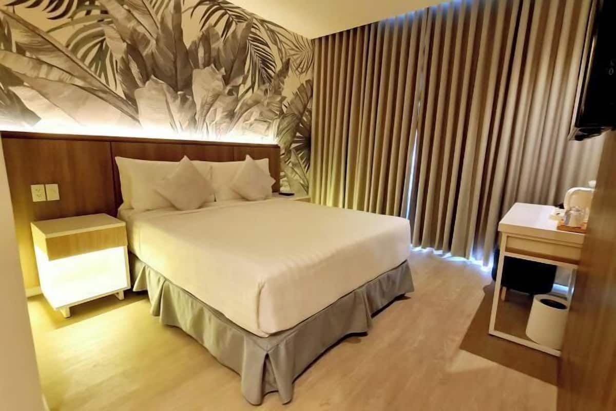 Desk, laptop workspace, free WiFi, individually furnished