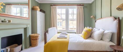 3 habitaciones, tabla de planchar con plancha y ropa de cama