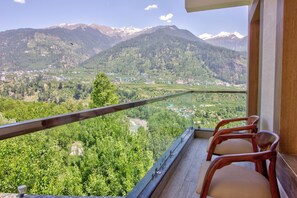 A balcony with a view of a mountainous landscape, including a village and snow-capped peaks. - Katson Blue - Manali (Manali)