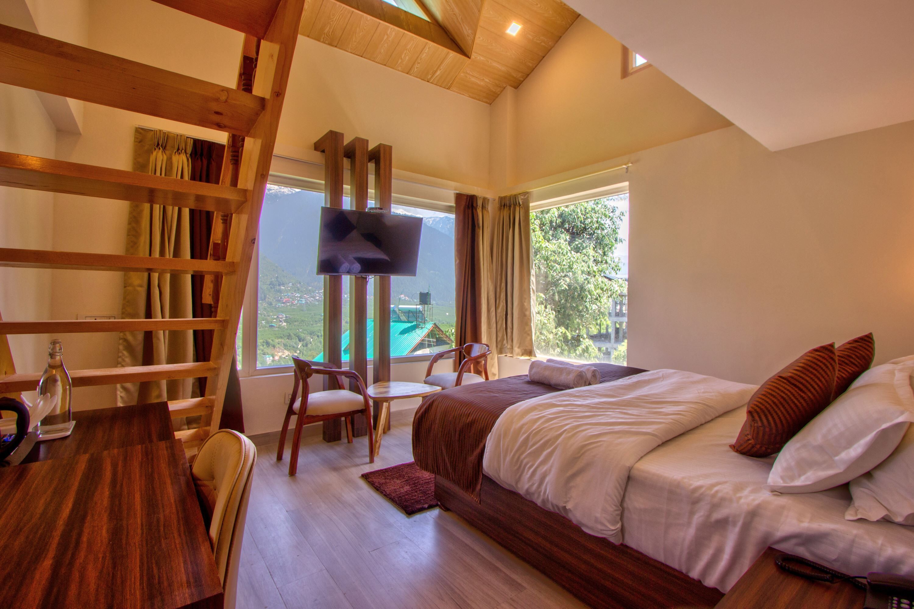 Desk, laptop workspace, rollaway beds, free WiFi