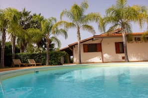 Una piscina al aire libre