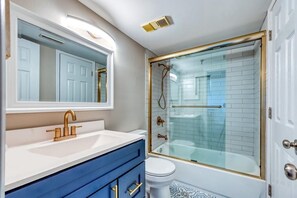 Badekar, hårføner og håndklær