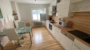 Een koelkast, een oven, een vaatwasser, een waterkoker