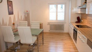 Een koelkast, een oven, een vaatwasser, een waterkoker